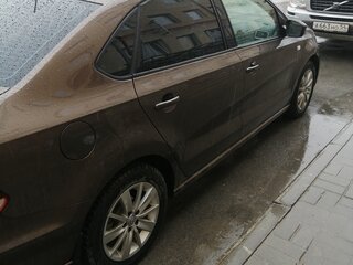2017 Volkswagen Polo V Рестайлинг, коричневый, 1100000 рублей, вид 3