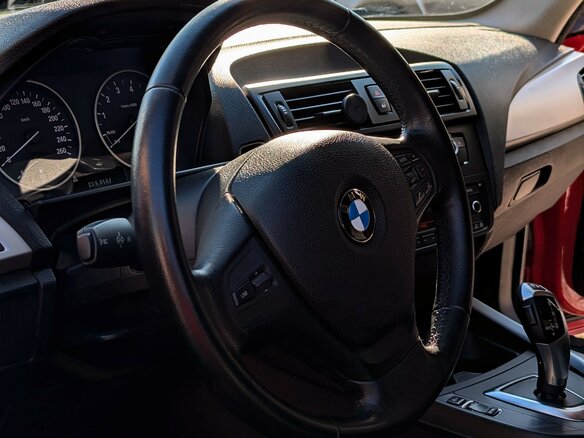 2012 BMW 1 серии 116i II (F20/F21), красный, 1100000 рублей - вид 2
