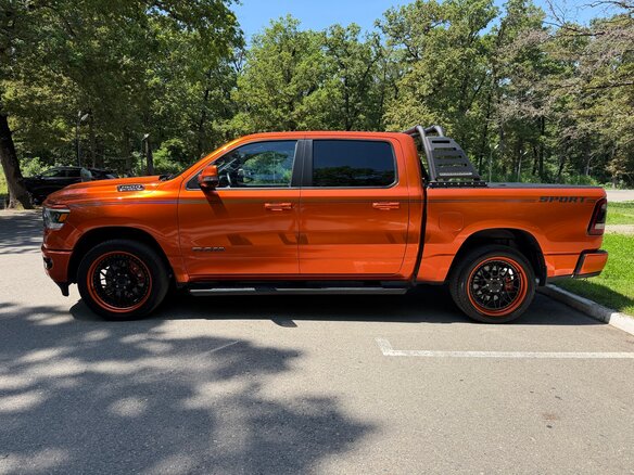 2022 Ram 1500 Crew Cab V, оранжевый, 6800000 рублей - вид 9