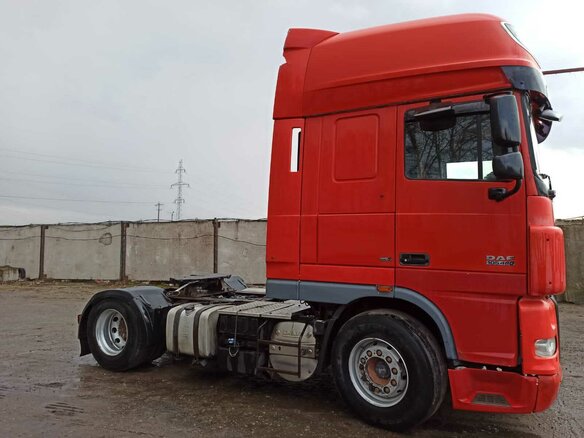 2008 DAF XF 105, красный, 2300000 рублей - вид 2