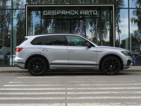 2020 Volkswagen Touareg III, серебристый, 7000000 рублей, вид 3