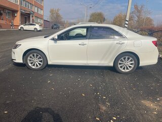 2012 Toyota Camry VII (XV50), белый, 2000000 рублей, вид 3