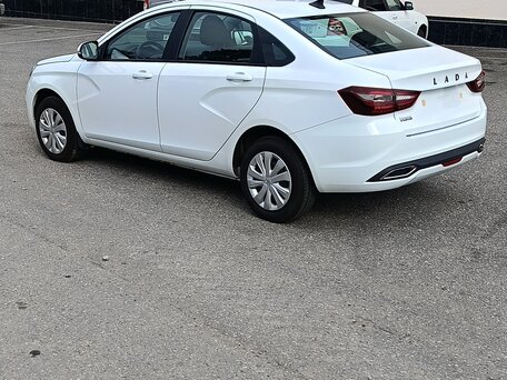 2023 Lada (ВАЗ) Vesta I Рестайлинг (NG), белый, 1300000 рублей, вид 1