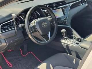 2018 Toyota Camry VIII (XV70), серебристый, 1640000 рублей, вид 3