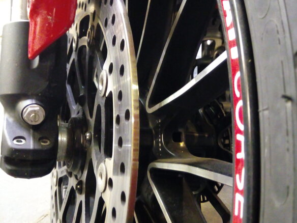 2011 Ducati Diavel, красный - вид 4