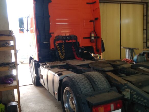 2010 Volvo FH, оранжевый, 4100000 рублей - вид 12