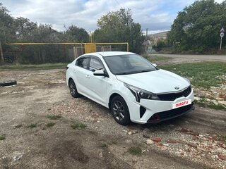2021 Kia Rio IV Рестайлинг, белый, 1780000 рублей, вид 1