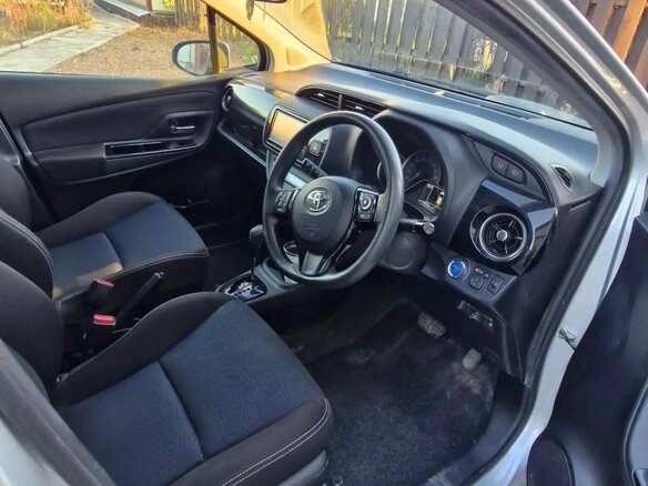2017 Toyota Vitz III (XP130) Рестайлинг 2, серебристый, 1000000 рублей - вид 3