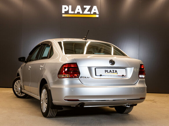 2017 Volkswagen Polo V Рестайлинг, серебристый - вид 2