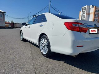 2014 Toyota Camry VII (XV50), белый, 2050000 рублей, вид 3