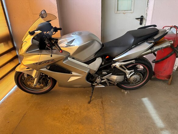 2006 Honda VFR 800, серебристый, 400000 рублей
