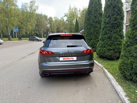 2020 Volkswagen Touareg III, серый, 5600000 рублей, вид 3