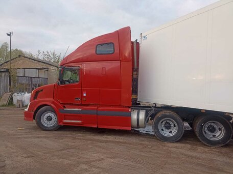 2003 Volvo VNL, красный, 1300000 рублей, вид 5