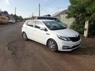 2015 Kia Rio III Рестайлинг, белый, 1180000 рублей, вид 3