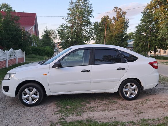 2015 Lada (ВАЗ) Granta I, белый, 550000 рублей - вид 2