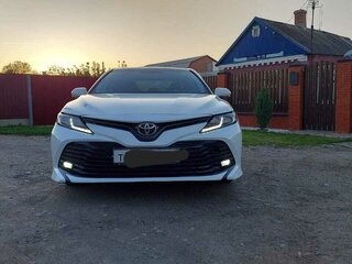 2018 Toyota Camry VIII (XV70), белый, 2385000 рублей, вид 3