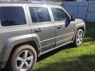 2011 Jeep Liberty (Patriot), серый, 950000 рублей, вид 2