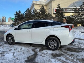 2020 Toyota Prius IV Рестайлинг (XW50), белый, 2370000 рублей, вид 4