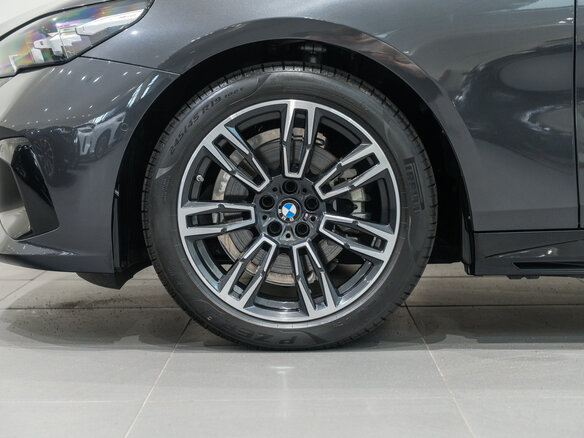 2024 BMW 5 серии 525i VIII (G60/G61/G68), чёрный, 6800000 рублей - вид 23
