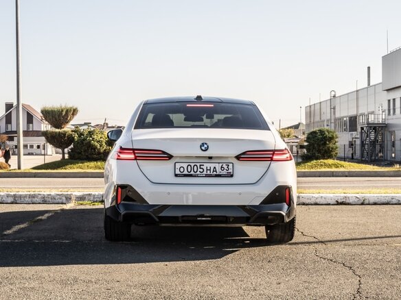 2025 BMW 5 серии 520i VIII (G60/G61/G68), белый, 6500000 рублей - вид 4