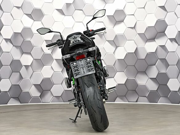 2025 Kawasaki Z 650, серый, 977000 рублей - вид 5
