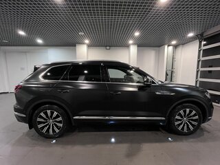 2019 Volkswagen Touareg III, чёрный, 4940000 рублей, вид 2