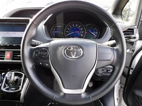 2021 Toyota Voxy III (R80) Рестайлинг, белый, 2010000 рублей - вид 9