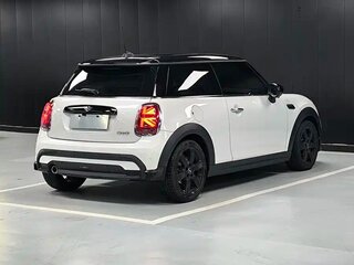 2023 Mini Hatch Cooper III (F55/F56) Рестайлинг 2, белый, 2098000 рублей, вид 5