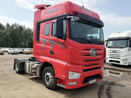 2024 FAW J7, красный, 4100000 рублей, вид 2