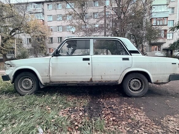 2003 Lada (ВАЗ) 2105, белый, 50000 рублей - вид 4