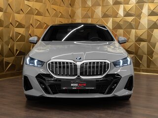 2024 BMW 5 серии 530i xDrive VIII (G60/G61/G68), серый, 8290000 рублей, вид 3