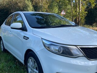 2017 Kia Rio III Рестайлинг, белый, 1060000 рублей, вид 3