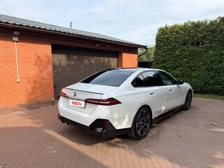 2024 BMW 5 серии 530i xDrive VIII (G60/G61/G68), белый, 6650000 рублей, вид 4