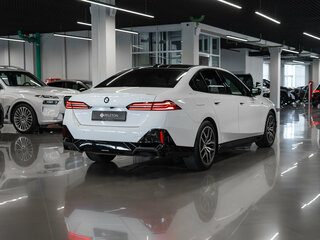 2025 BMW 5 серии 520i VIII (G60/G61/G68), белый, 6750000 рублей, вид 5