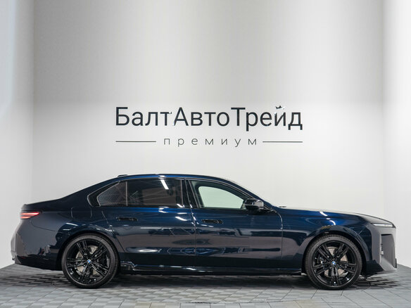 2026 BMW 7 серии 740 xDrive VII (G70) Рестайлинг, синий, 24690000 рублей - вид 5