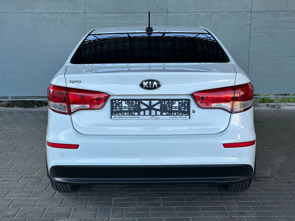 2017 Kia Rio III Рестайлинг, белый - вид 5