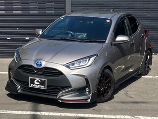 2023 Toyota Yaris IV, серебристый, 1180000 рублей, вид 4