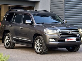2016 Toyota Land Cruiser 200 Series Рестайлинг 2, серый, 5840000 рублей, вид 3