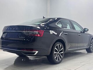2023 Skoda Superb III Рестайлинг, чёрный, 1850000 рублей, вид 4