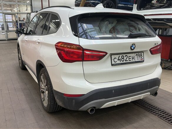 2017 BMW X1 20i xDrive II (F48), белый, 1850000 рублей - вид 2