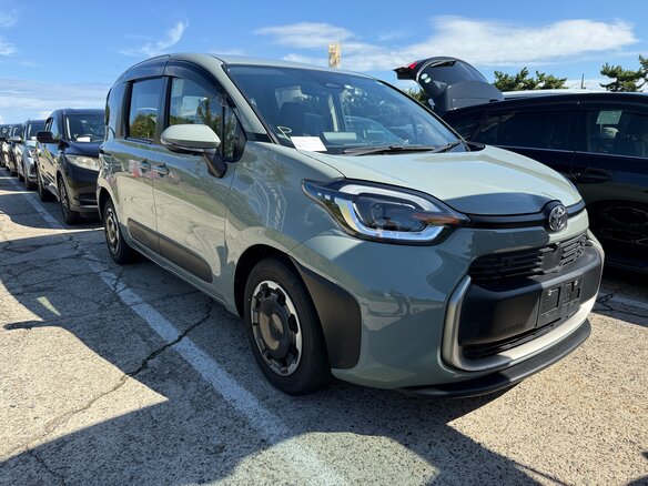2022 Toyota Sienta III, коричневый, 1350000 рублей - вид 1