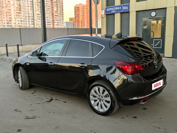 2013 Opel Astra J Рестайлинг, чёрный - вид 2
