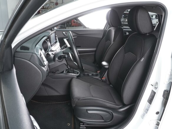 2022 Kia Ceed III Рестайлинг, белый, 1900000 рублей - вид 9