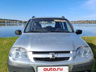 2011 Chevrolet Niva I Рестайлинг, серебристый, 440000 рублей, вид 1