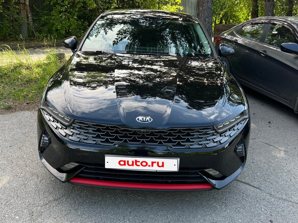 2021 Kia K5 III, чёрный, 2420000 рублей - вид 1