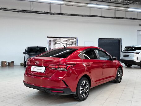 2021 Hyundai Solaris II Рестайлинг, красный, 1420000 рублей, вид 3
