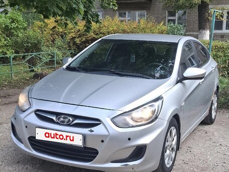 2013 Hyundai Solaris I, серебристый, 600000 рублей, вид 2