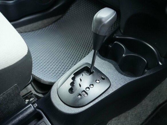 2012 Toyota Vitz III (XP130), серый, 810000 рублей - вид 15