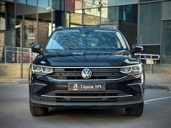 2022 Volkswagen Tiguan II Рестайлинг, чёрный, 2425000 рублей - вид 1