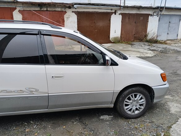 1997 Toyota Ipsum I (M10), белый, 350000 рублей - вид 2